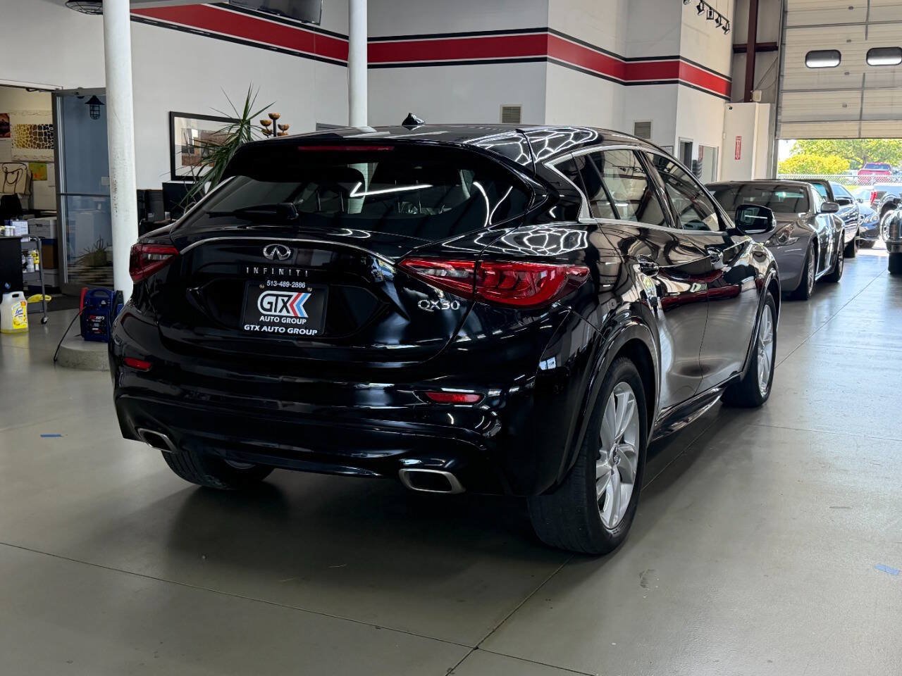 Used 2018 INFINITI QX30 FWD image 2