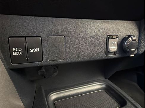 Used 2018 Toyota RAV4 LE FWD image 22