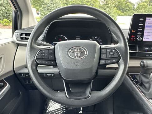 Used 2023 Toyota Sienna LE AWD/4WD image 7