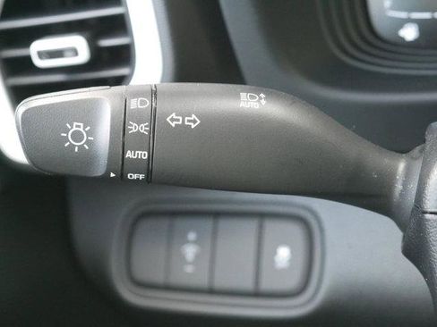 Used 2023 Hyundai Venue Limited image 24