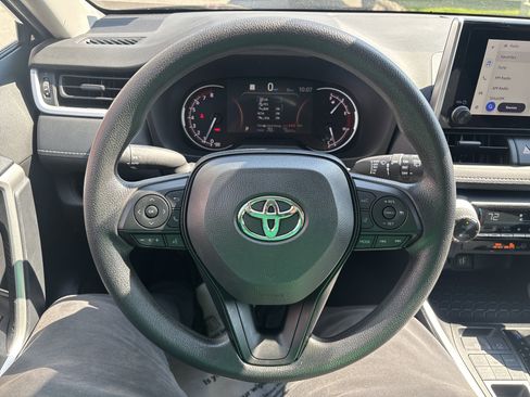 Used 2025 Toyota RAV4 XLE AWD/4WD image 18