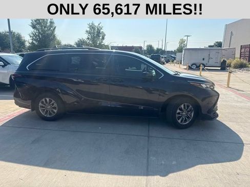 Used 2025 Toyota Sienna LE w/ LE Plus Package FWD image 2