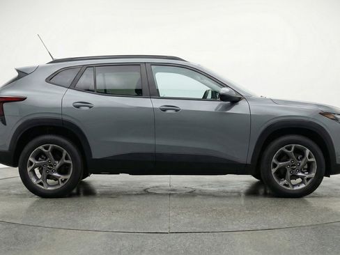 Used 2025 Chevrolet Trax LT w/ LT Convenience Package FWD image 11