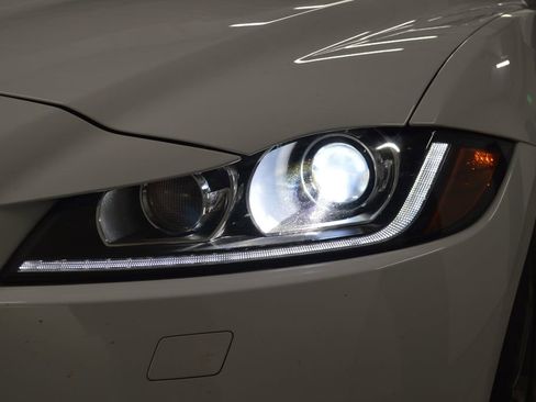 Used 2018 Jaguar F-PACE Premium image 9