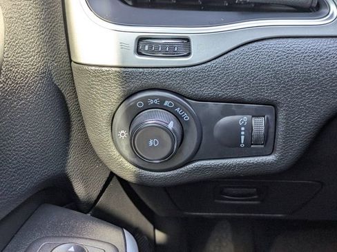 Used 2022 Jeep Cherokee Latitude AWD/4WD image 27