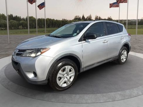 Used 2015 Toyota RAV4 LE FWD image 2