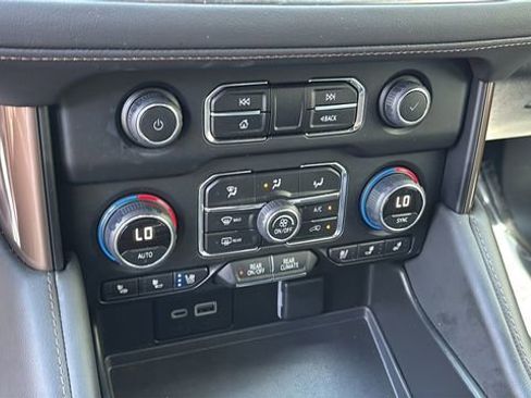 Used 2024 Chevrolet Suburban High Country image 29