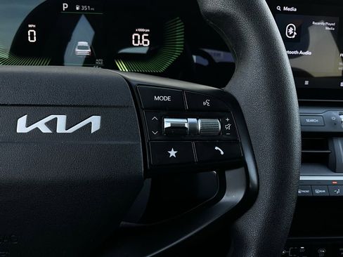 Used 2025 Kia K4 LXS image 35