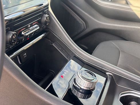 Used 2024 Jeep Grand Cherokee L Laredo image 10