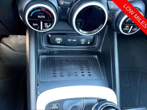 Used 2025 Hyundai Venue Limited FWD image 34