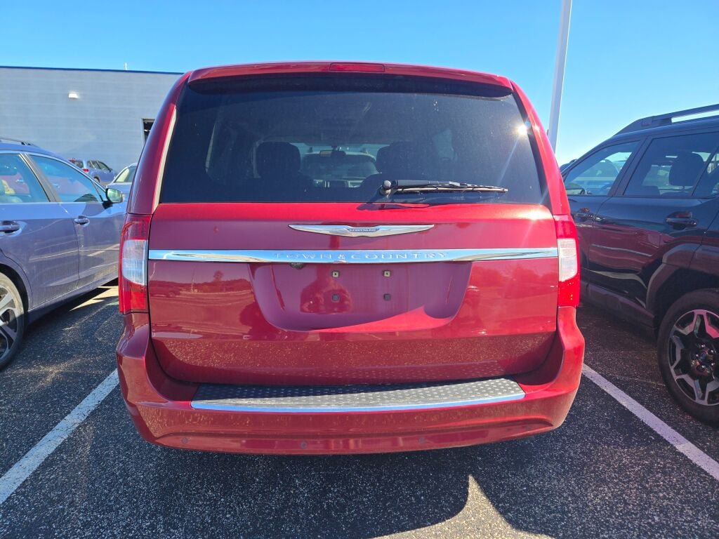 Used 2012 Chrysler Town & Country Touring-L w/ Entertainment Group #2 FWD image 5