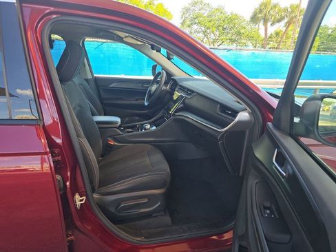 Used 2023 Jeep Grand Cherokee Laredo RWD image 7