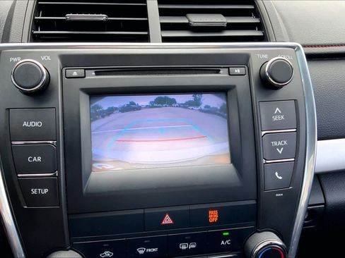 Used 2017 Toyota Camry SE w/ Moonroof Package FWD image 29