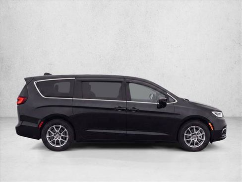 Used 2023 Chrysler Pacifica Touring-L FWD image 8