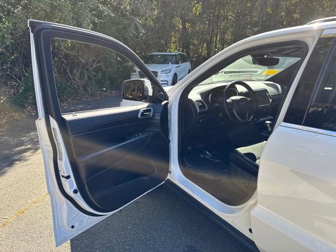 Used 2022 Jeep Grand Cherokee Laredo X image 12