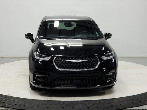 Used 2025 Chrysler Pacifica Select FWD image 3
