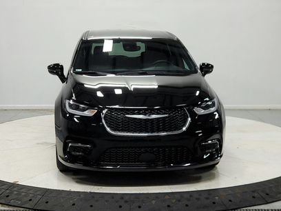 Used 2025 Chrysler Pacifica Select