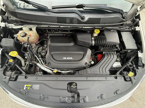 Used 2018 Chrysler Pacifica Touring-L Plus FWD image 18
