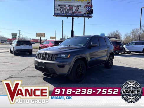 Used 2019 Jeep Grand Cherokee Altitude image 3