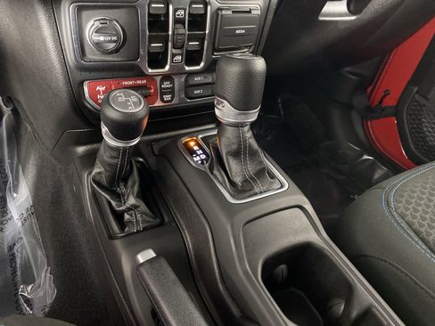 Used 2025 Jeep Wrangler Unlimited Rubicon 4xe w/ Convenience Group AWD/4WD image 29