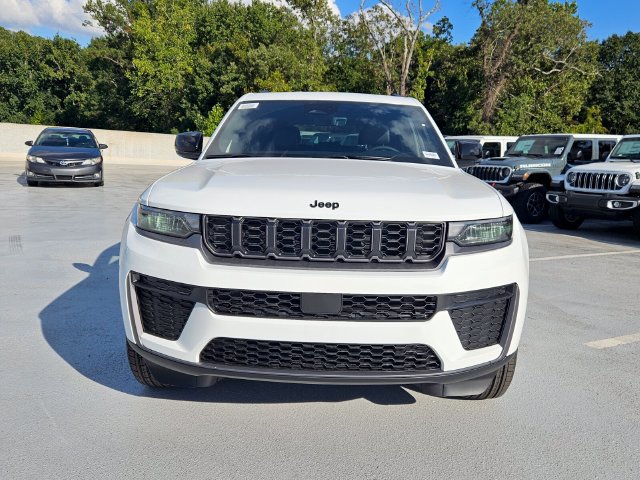 New 2027 Jeep Grand Cherokee Altitude RWD image 2
