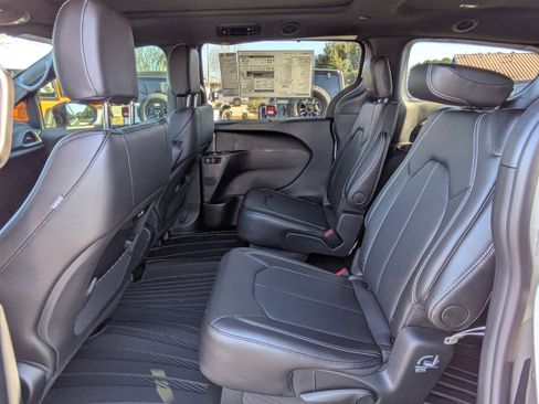 New 2026 Chrysler Pacifica Select image 15