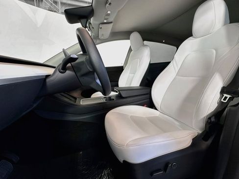 Used 2025 Tesla Model Y Long Range RWD image 19