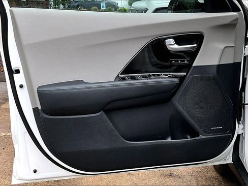 Used 2022 Kia Niro EX Premium image 22
