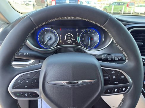 Used 2024 Chrysler Pacifica Touring-L image 22