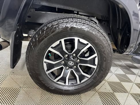 Used 2020 Toyota Tacoma TRD Sport w/ Technology Package AWD/4WD image 32