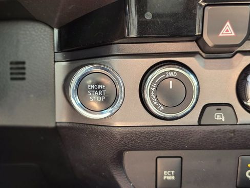 Used 2017 Toyota Tacoma TRD Sport image 31