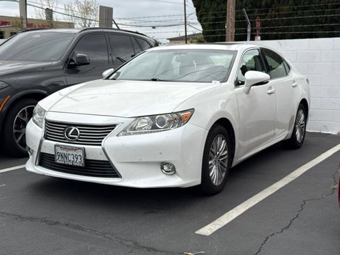 Used 2014 Lexus ES 350 w/ Luxury Package FWD image 2