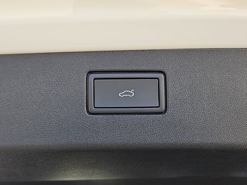 New 2026 Volkswagen Tiguan SE R-Line image 8