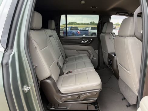 Used 2024 Chevrolet Suburban LT RWD image 30