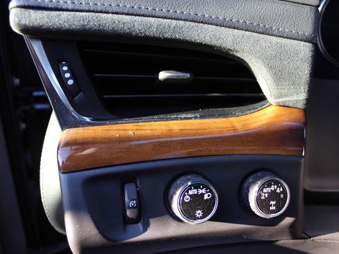 Used 2017 Cadillac Escalade Luxury image 17