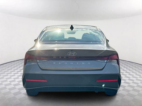 New 2025 Hyundai Elantra SE image 6