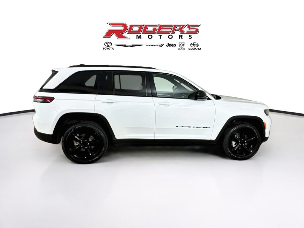 Certified 2025 Jeep Grand Cherokee Limited w/ Black Appearance Package AWD/4WD image 9