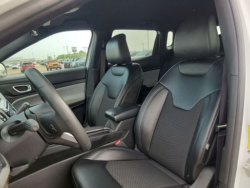 Used 2024 Jeep Compass Latitude AWD/4WD image 11