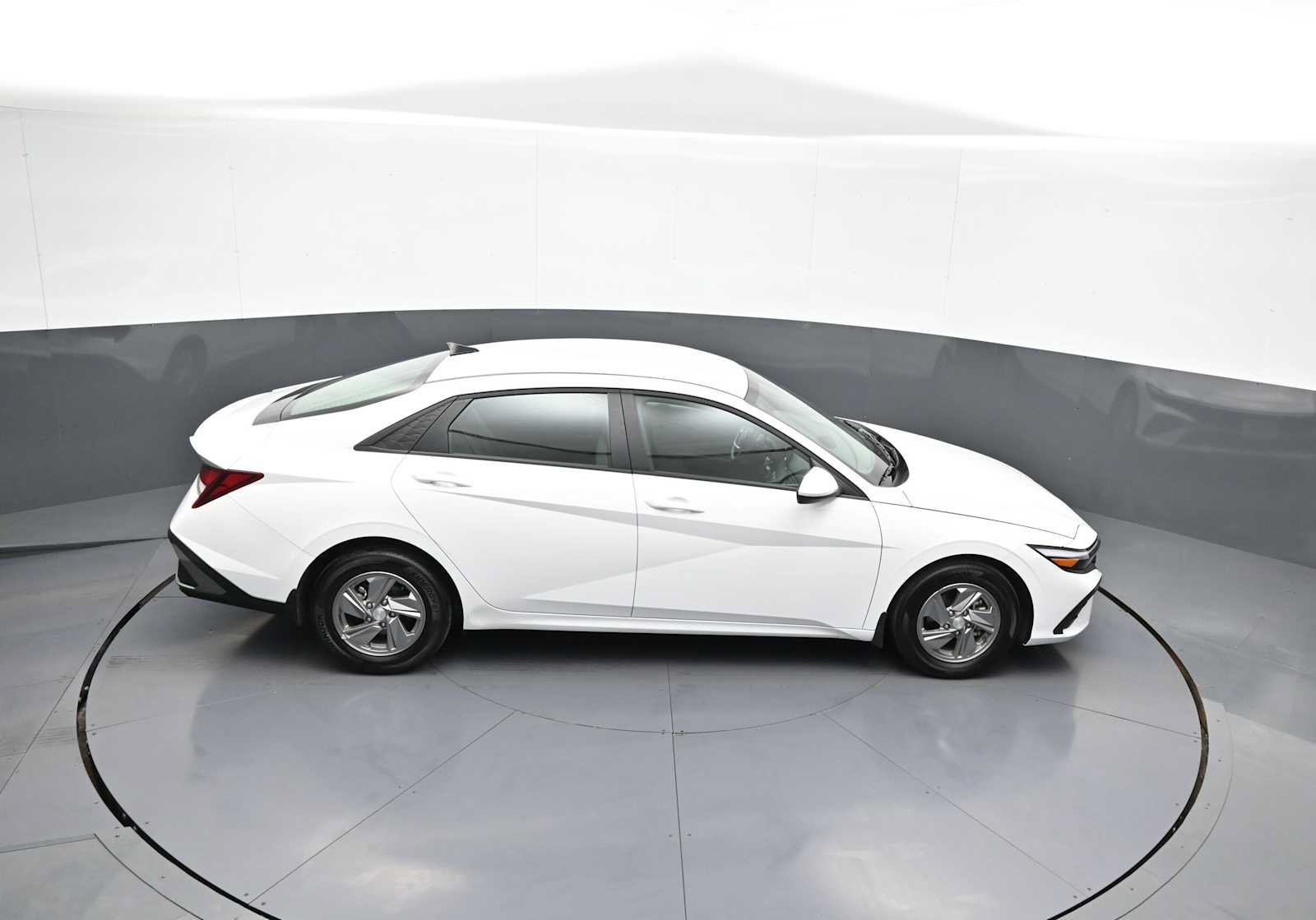 Used 2025 Hyundai Elantra SE FWD image 36