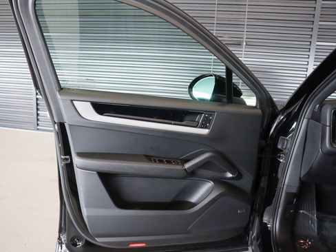 Certified 2024 Porsche Cayenne Coupe AWD/4WD image 22