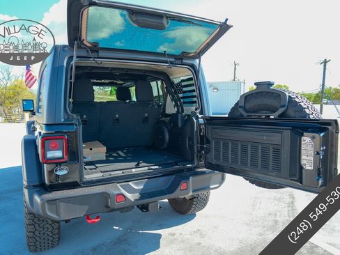 Used 2022 Jeep Wrangler Unlimited Rubicon w/ Cold Weather Group AWD/4WD image 5