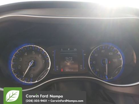 Used 2020 Chrysler Pacifica Touring-L image 15