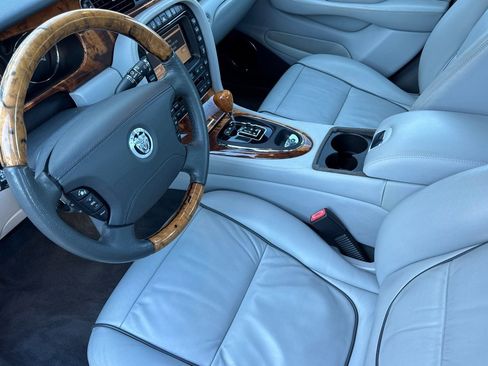 Used 2008 Jaguar XJ8 image 11