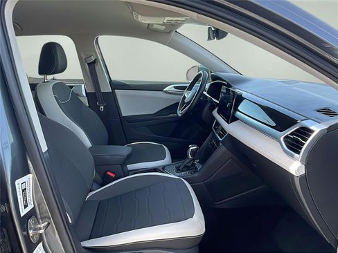 Used 2025 Volkswagen Taos SE image 14