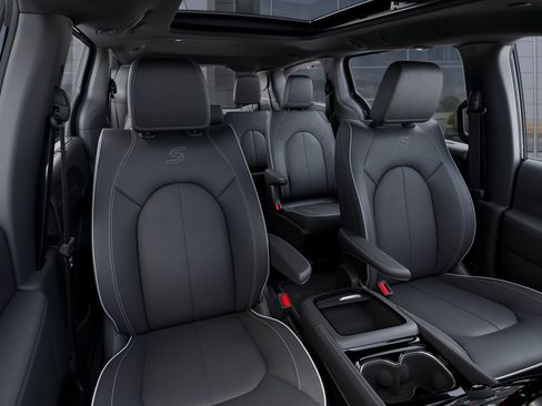 New 2026 Chrysler Pacifica Limited w/ S Appearance Package FWD image 16