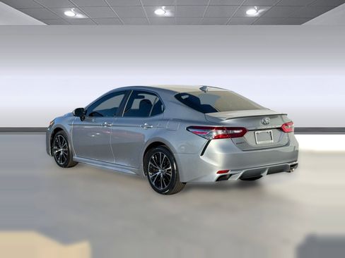 Used 2020 Toyota Camry SE image 3