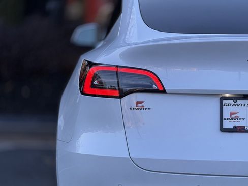 Used 2021 Tesla Model Y Long Range image 15