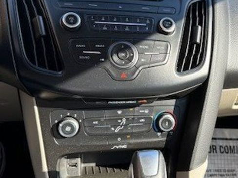 Used 2015 Ford Focus SE w/ SE Sport Package image 9