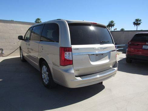 Used 2014 Chrysler Town & Country Touring image 4