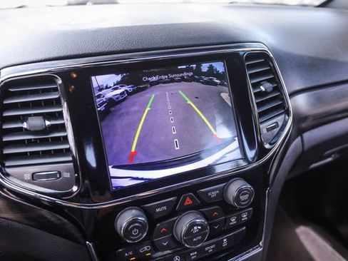 Used 2020 Jeep Grand Cherokee Laredo AWD/4WD image 38